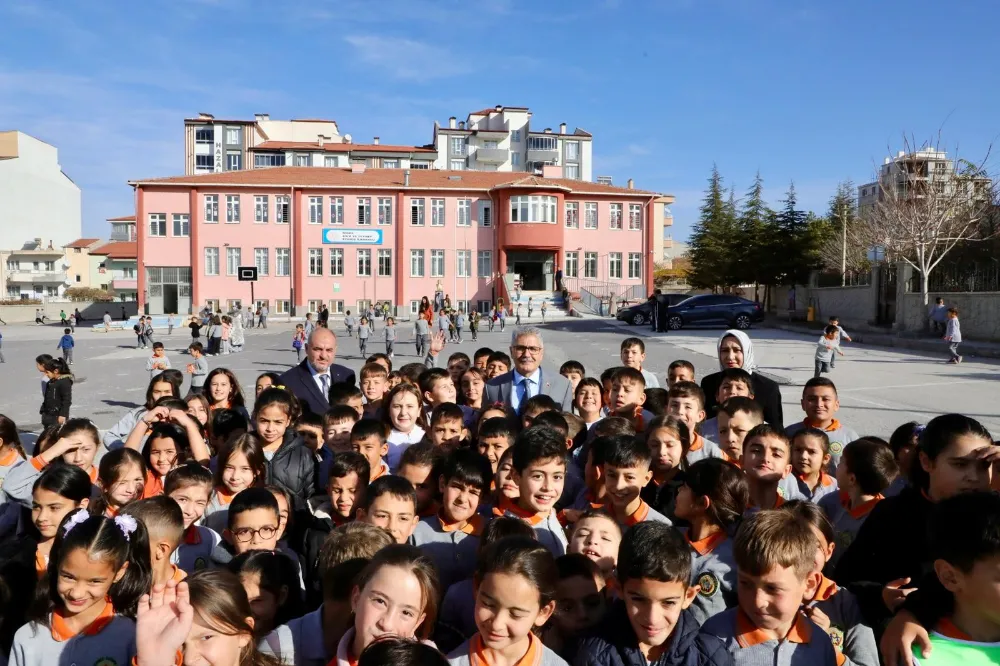 MİNİKLERLE GÖRÜŞTÜ, ÖĞRETMENLERE TEŞEKKÜR ETTİ