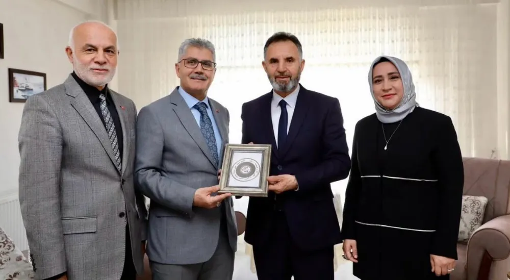 VALİ ÇELİK’TEN EMEKLİ ÖĞRETMENE 24 KASIM ZİYARETİ