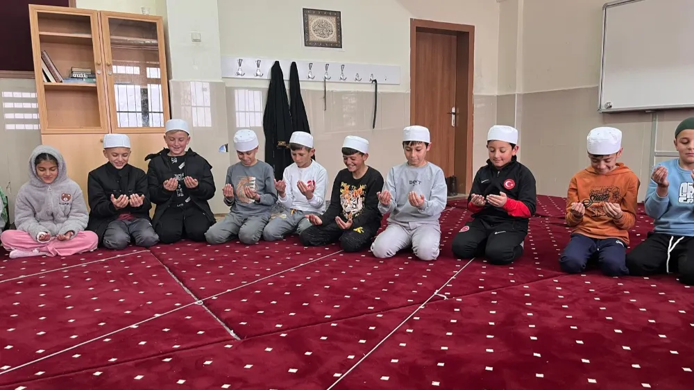 YEŞİLGÖLCÜK’TE ŞEHİT VE VEFAT EDEN EĞİTİMCİLER ANILDI