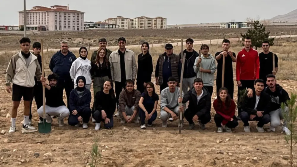 ÖĞRETMEN ADAYLARI ÖĞRETMENLER GÜNÜ İÇİN AĞAÇ DİKTİ...