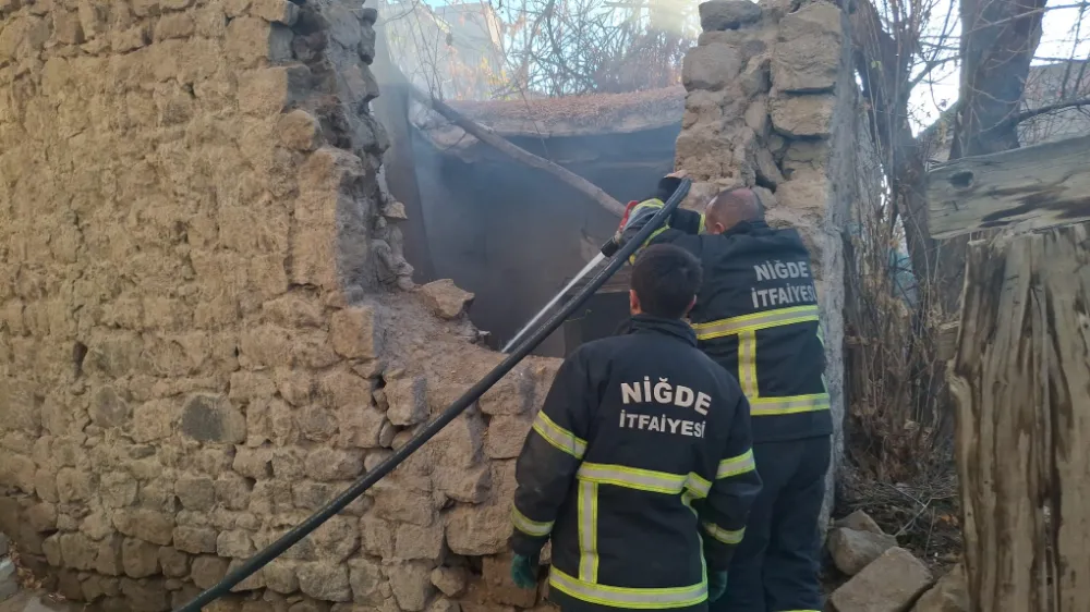 KALE MAHALLESİ’NDE SABAH SAATLERİNDE KORKUTAN YANGIN (VİDEO HABER)