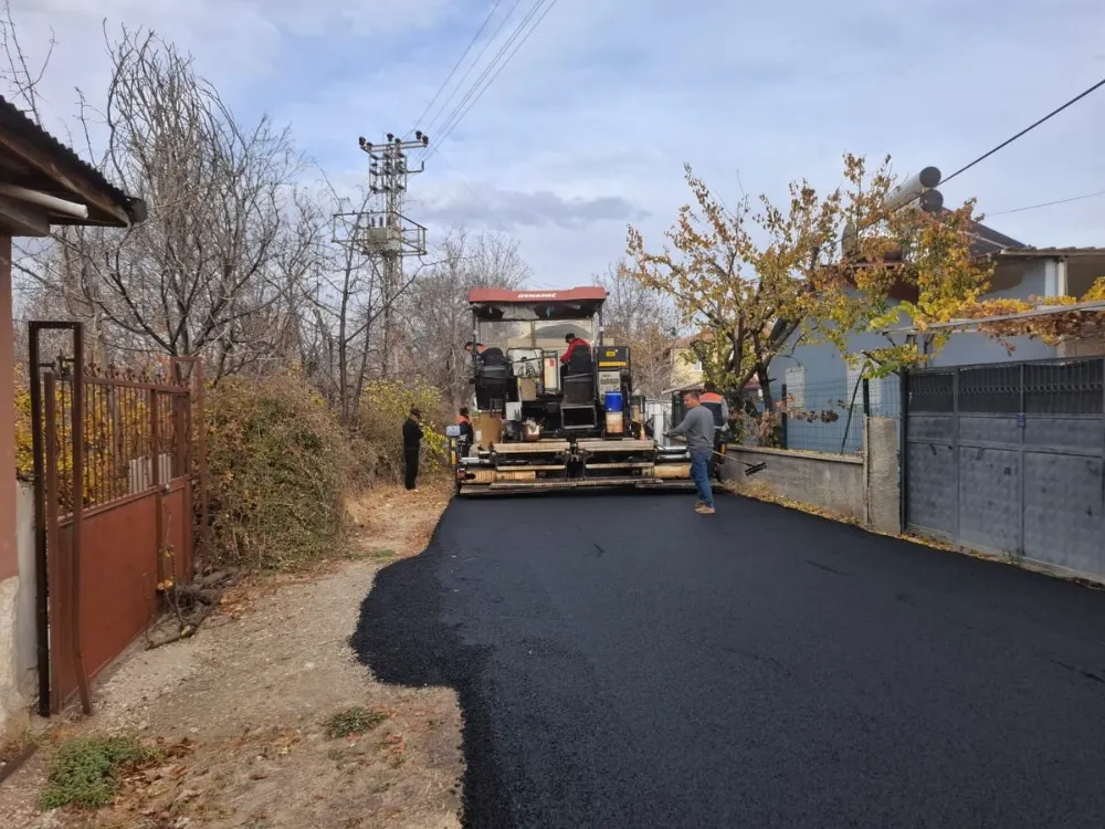 ULUKIŞLA’NIN PORSUK KÖYÜNDE SICAK ASFALT ÇALIŞMALARI SÜRÜYOR