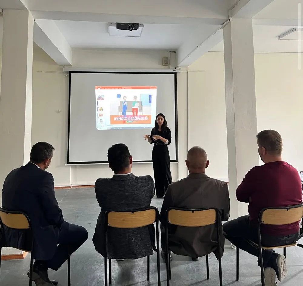 NİĞDE’DE MUHTARLARA “TEKNOLOJİ BAĞIMLILIĞI” EĞİTİMİ