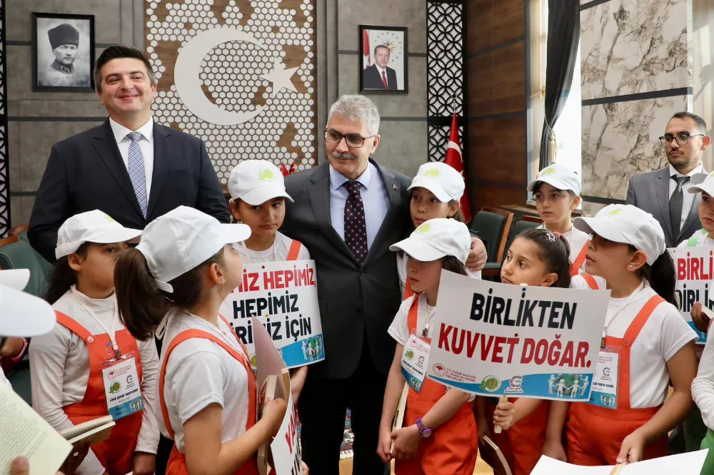 VALİ ÇELİK’TEN MİNİK TARIMCILARA “KÜÇÜK PAŞA” HEDİYESİ            