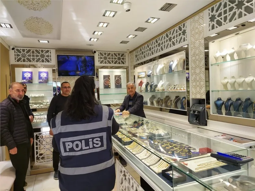 BOR’DA POLİS EKİPLERİNDEN KUYUMCULARA DOLANDIRICILIK UYARISI