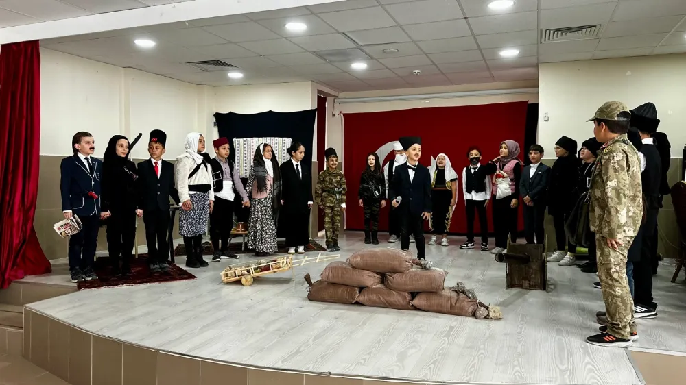 NİĞDE’DE ÖĞRENCİLERDEN TARİHİ DUYGULANDIRAN GÖSTERİ