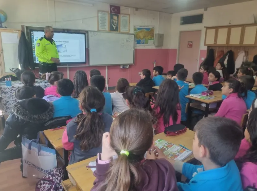 NİĞDE’DE ÖĞRENCİLERE TRAFİK GÜVENLİĞİ EĞİTİMİ VERİLDİ