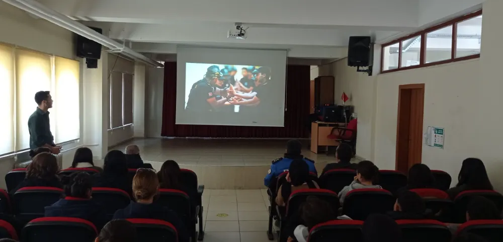 NİĞDE’DE LİSE ÖĞRENCİLERİNE POLİSLİK MESLEĞİ ANLATILDI