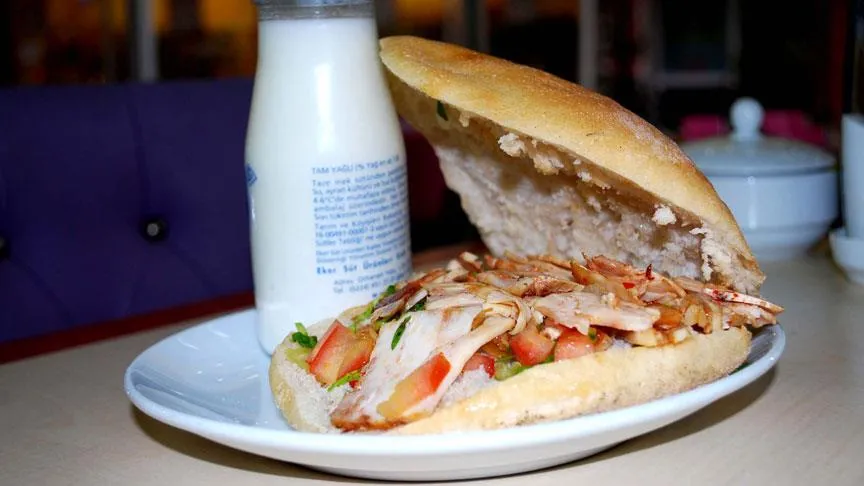 NİĞDE’DE 3 LİSE ÖĞRENCİSİ TAVUK DÖNERDEN SONRA HASTANELİK OLDU!