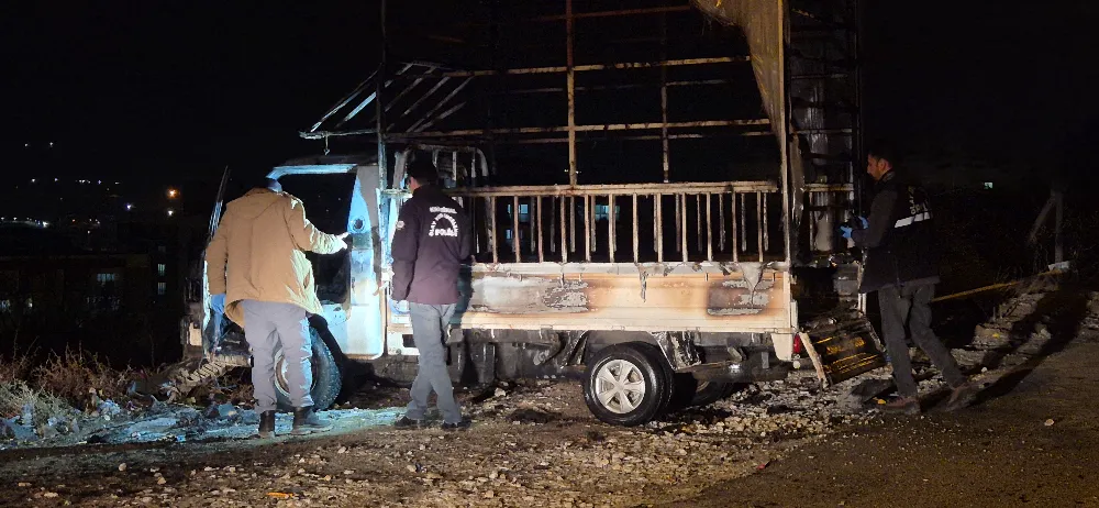 İNÖNÜ MAHALLESİ’NDE PARK HALİNDEKİ KAMYONET ALEV ALDI