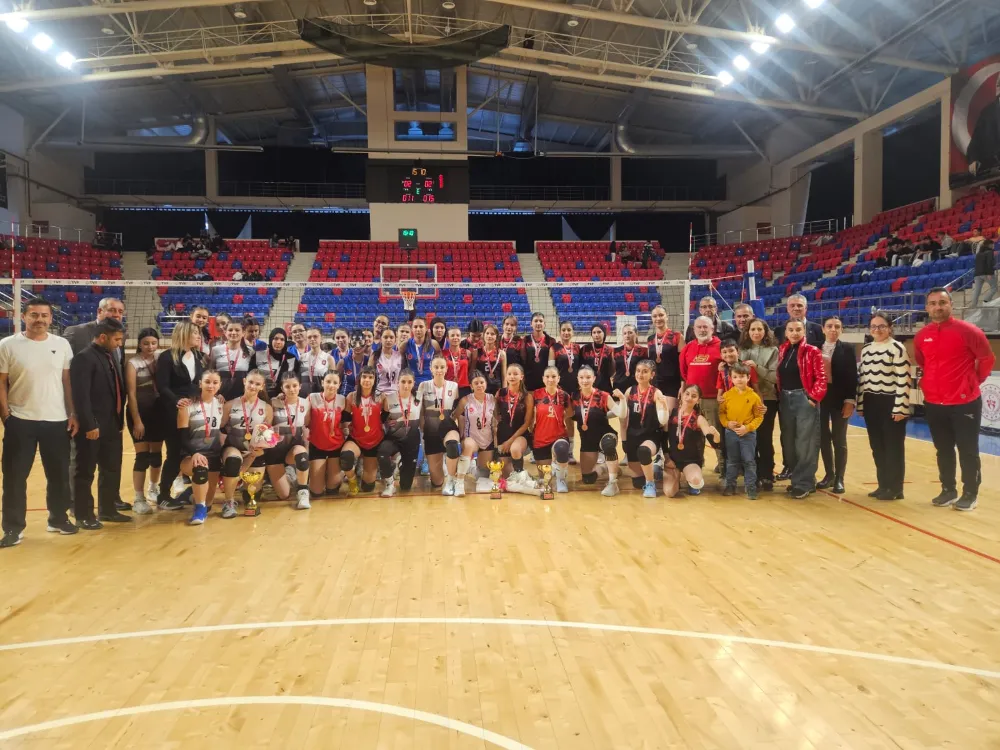 NİĞDE’DE GENÇ KIZLAR VOLEYBOL MÜSABAKALARI SONA ERDİ