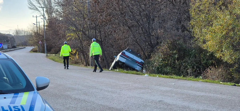 NİĞDE’DE KAZA YAPTIKLARI ARACI BIRAKIP GİTTİLER