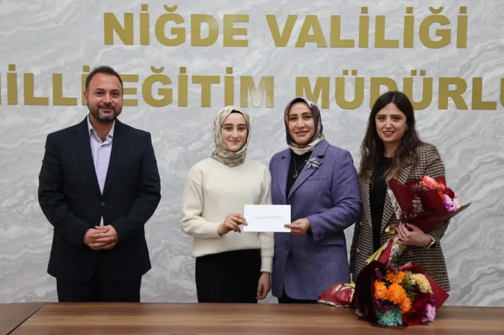 YEŞİLGÖLCÜK ANADOLU İMAM HATİP LİSESİ ÖĞRENCİSİ ZÜMRÜT HANİFE DEĞİRMENCİ NİĞDE İL BİRİNCİSİ OLDU