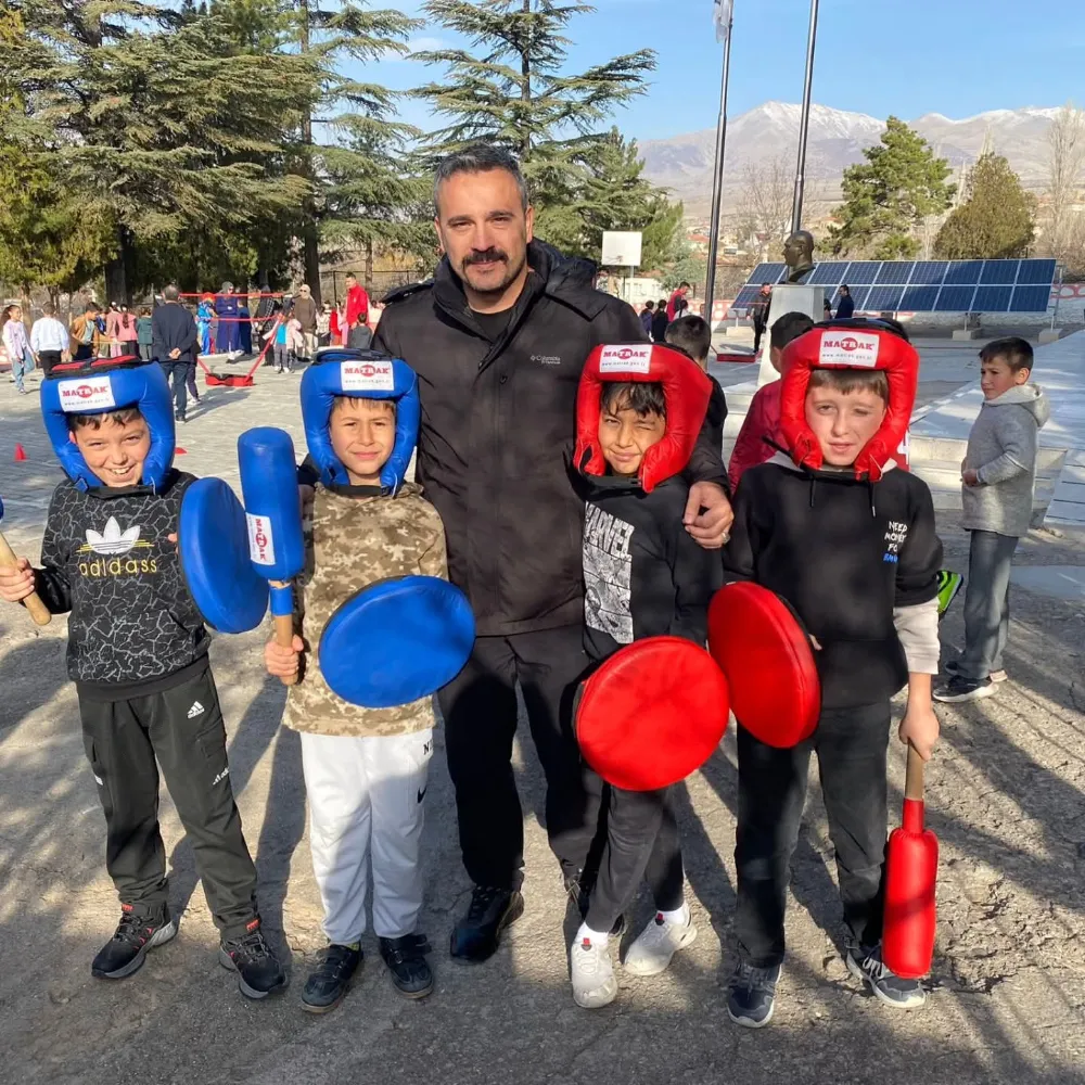 “MERKEZİM HER YERDE” PROJESİ ALTUNHİSAR’DA ÖĞRENCİLERLE BULUŞTU