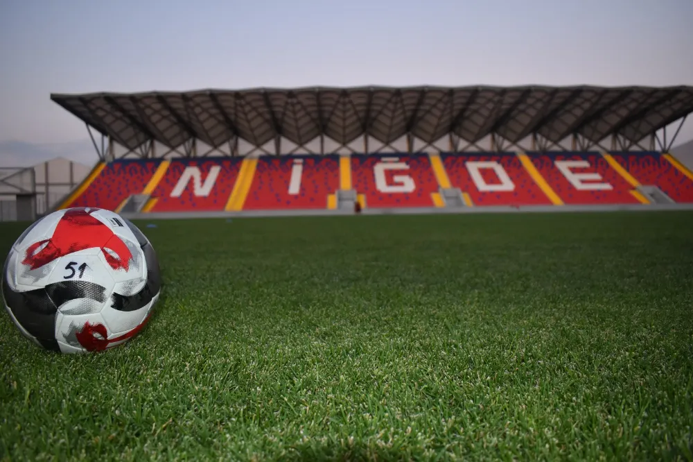 NİĞDE BELEDİYESPOR ZİRVE TAKİBİNİ SÜRDÜRÜYOR