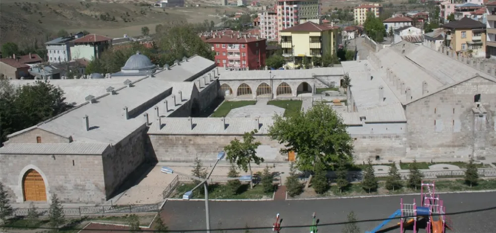 NİĞDE’DE “ZAMANIN VE ZARAFETİN İZİNDE” SERGİSİ AÇILIYOR