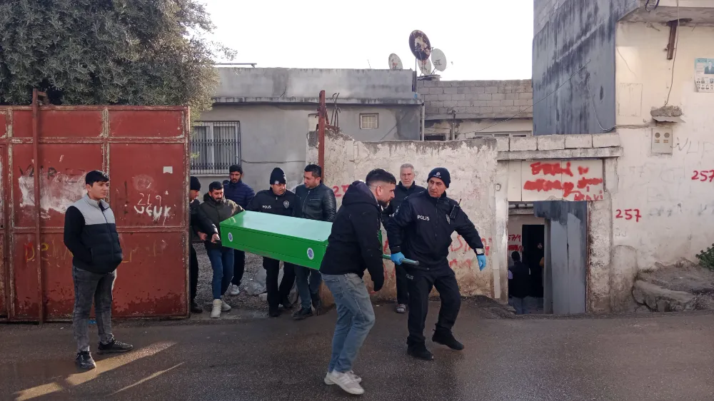 GENÇ KADIN EVİNDE ÖLÜ BULUNDU KOCASI GÖZALTINA ALINDI