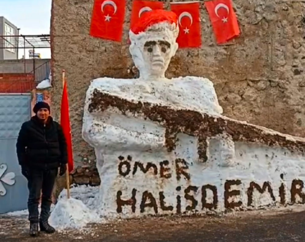 Niğde’de Vefa ve Anlam Yüklü Bir Gelenek: Uğur Gökpınar, Şehit Ömer Halisdemir’in Kardan Heykelini Yaptı