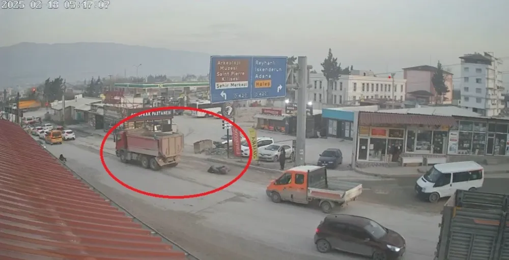 Kamyonun altında kalan motosikletli ezilerek can verdi o anlar kamerada