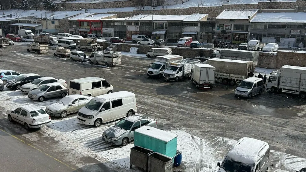 NİĞDE’DE PERŞEMBE PAZARI KAR ENGELİNE TAKILDI