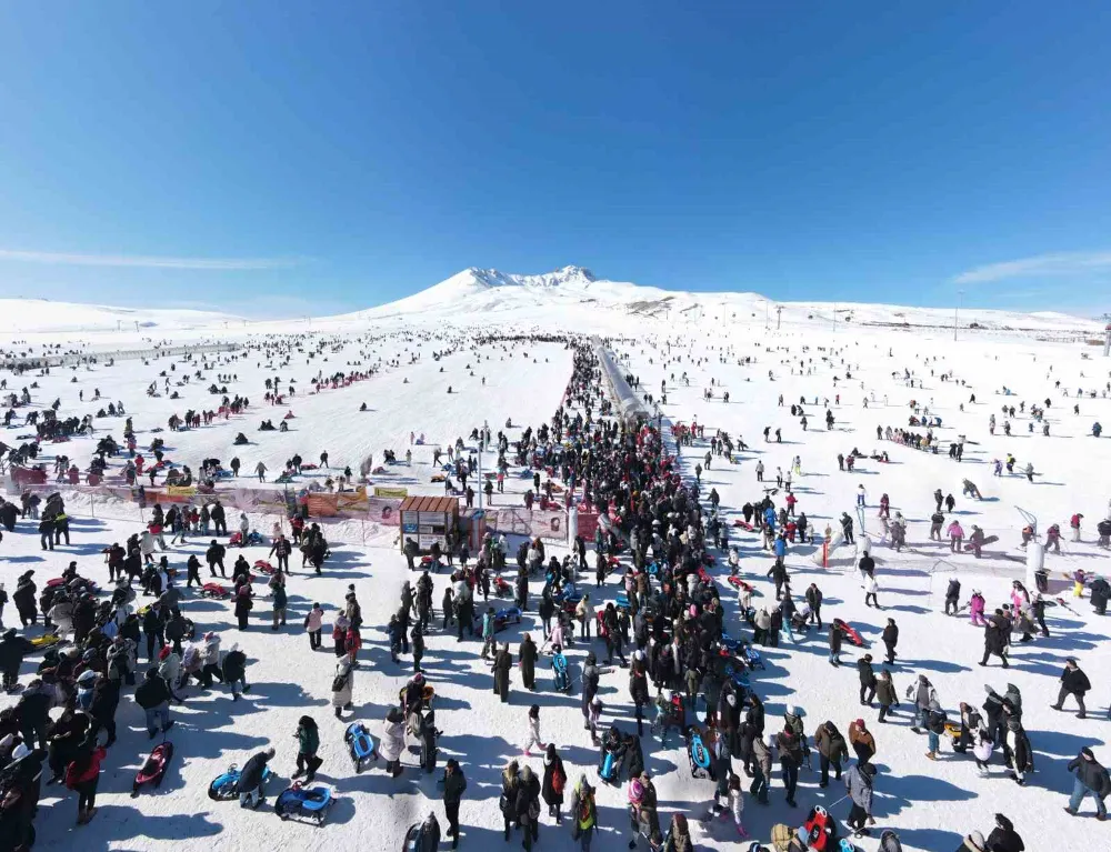 Binlerce kişi soluğu Erciyes