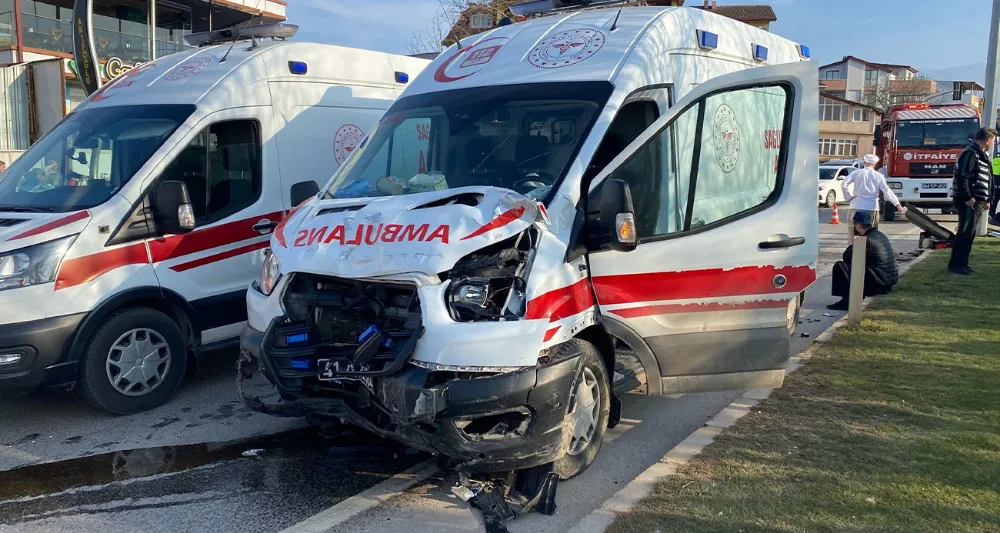 Hamile kadını hastaneye yetiştirmeye çalışan ambulans kaza yaptı 5 yaralı