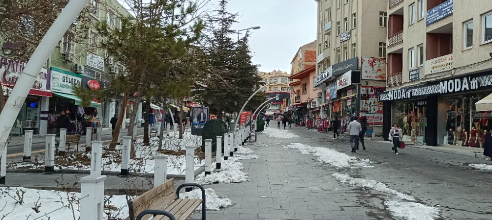 SOĞUK HAVA NİĞDE ÇARŞISI’NDA BAYRAM HAREKETLİLİĞİNİ BASTIRDI