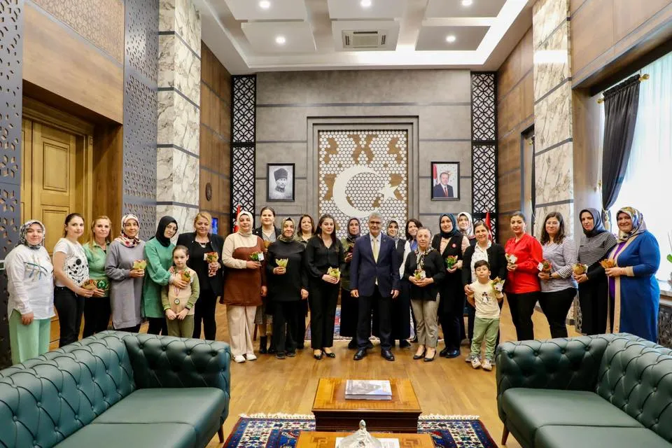 VALİ CAHİT ÇELİK’TEN KADIN PERSONELE ANNELER GÜNÜ JESTİ  