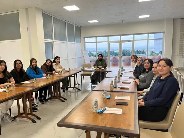 GENÇLER PSİKOLOJİ ATÖLYELERİNDE KENDİNİ KEŞFEDİYOR