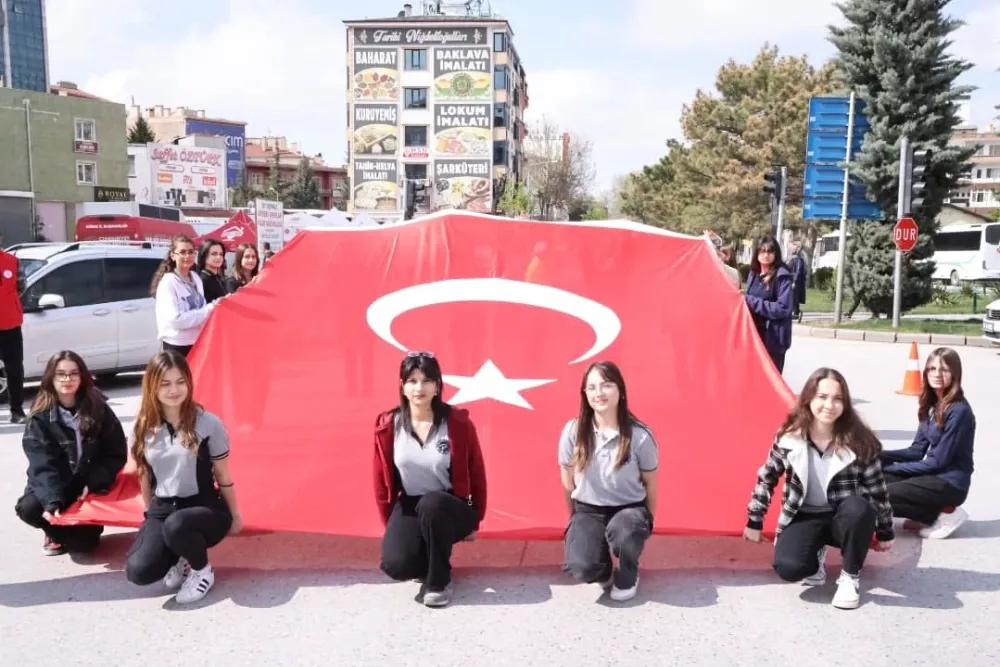 NİĞDE’DE GENÇLİK HAFTASI CUMHURİYET MEYDANI’NDA BAŞLADI