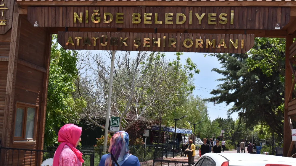 HAVALARIN ISINMASINI FIRSAT BİLEN NİĞDELİLER PİKNİK ALANLARINA AKIN ETTİ