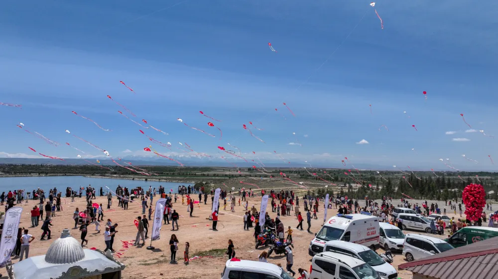 NİĞDE’DE 19 MAYIS RÜZGÂRI UÇURTMALARLA ESTİ