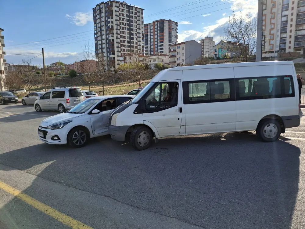 YEŞİLBURÇ YOLUNDA MİNİBÜS İLE OTOMOBİL ÇARPIŞTI