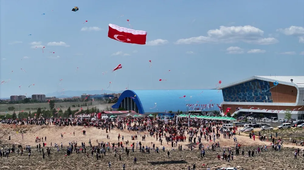 NİĞDE’DE 19 MAYIS COŞKUSU UÇURTMA ŞENLİĞİ İLE ZİRVEYE ULAŞTI