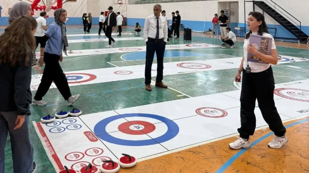 ÇİFTLİK’TE GENÇLER FLOOR CURLİNG TURNUVASINDA BULUŞTU