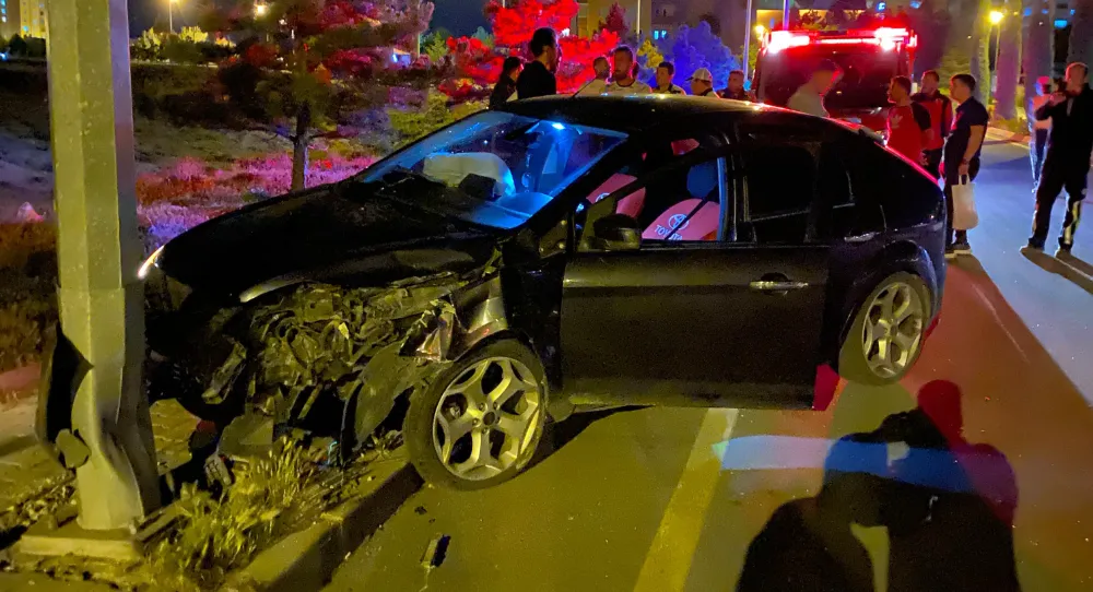 Sürücü Direksiyon Hakimiyetini Kaybetti Aydınlatma Direğine Çarptı