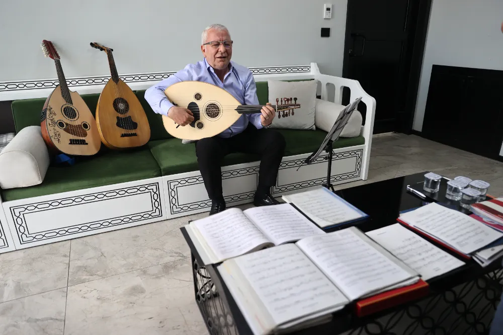 FABRİKADA DEĞİL SANKİ SAHNEDE