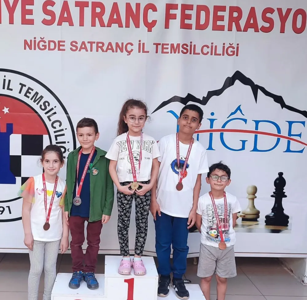 NİĞDE’DE SATRANÇTA DERECEYE GİRENLER ÖDÜLLERİNİ ALDI