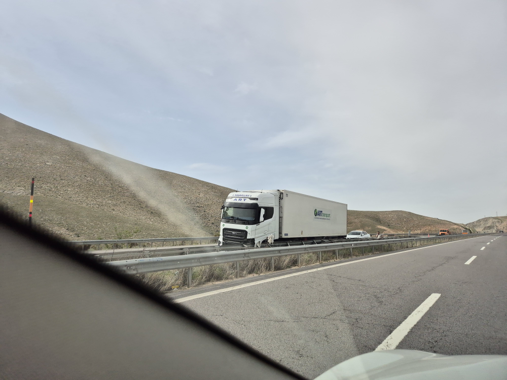 NİĞDE ADANA OTOYOLU’NDA TIR ŞERİTTEN ÇIKTI