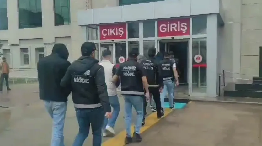 NİĞDE’DE UYUŞTURUCU OPERASYONU: 4 ŞÜPHELİDEN 1’İ TUTUKLANDI