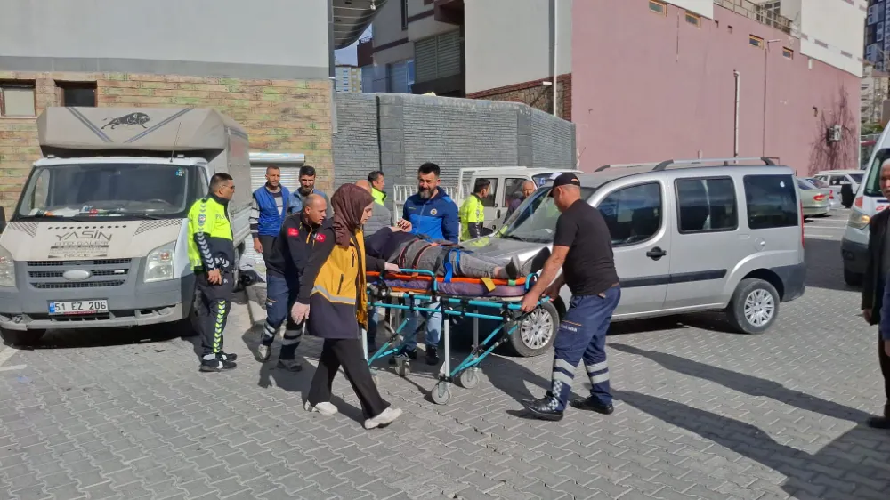 NİĞDE’DE HAFİF TİCARİ ARAÇ MOTOSİKLETE ÇARPTI 1 YARALI