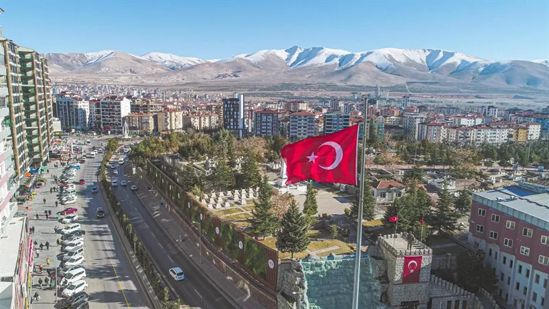 NİĞDE’DE GÜNEŞ YERİNİ YAĞMURA BIRAKIYOR