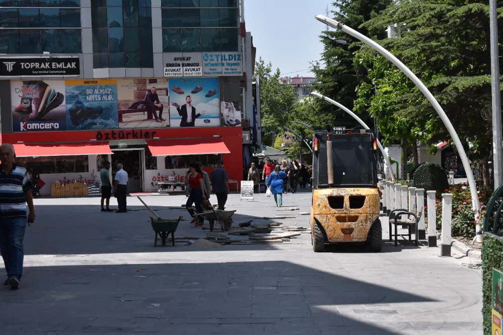 NİĞDE’DE YENİ ÇARŞI’DA KALDIRIMLAR YENİLENİYOR