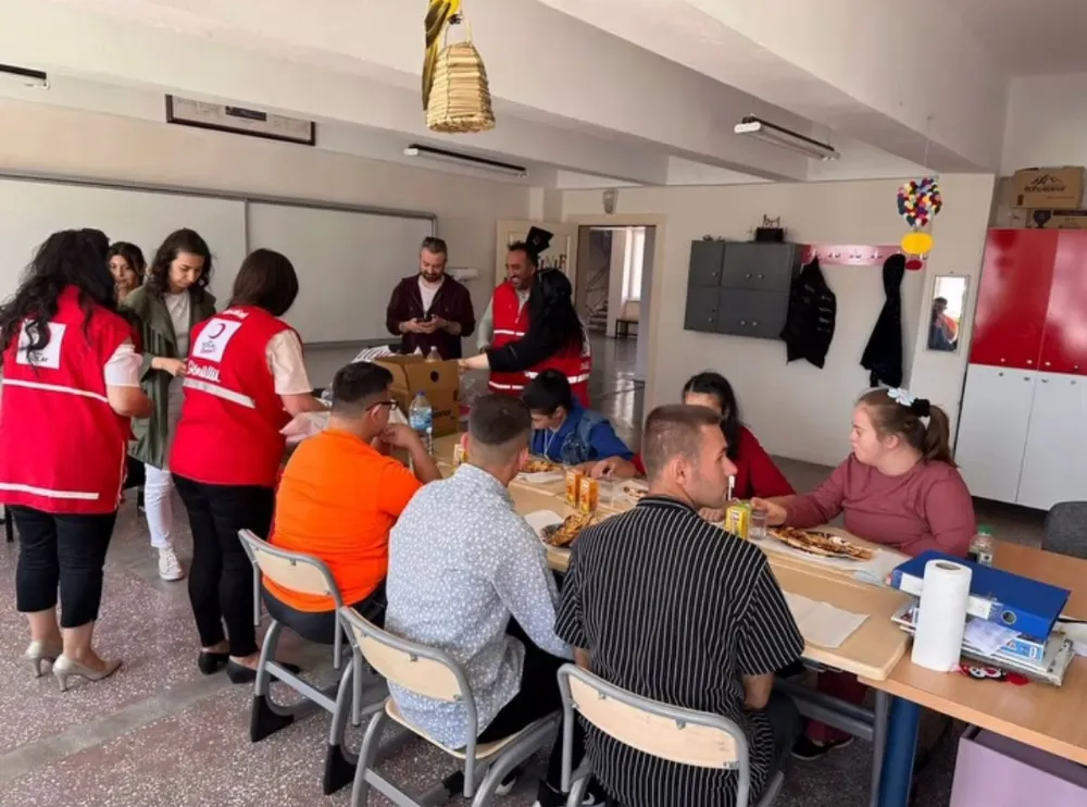 KIZILAY’DAN MEZUNİYET COŞKUSUNA DESTEK