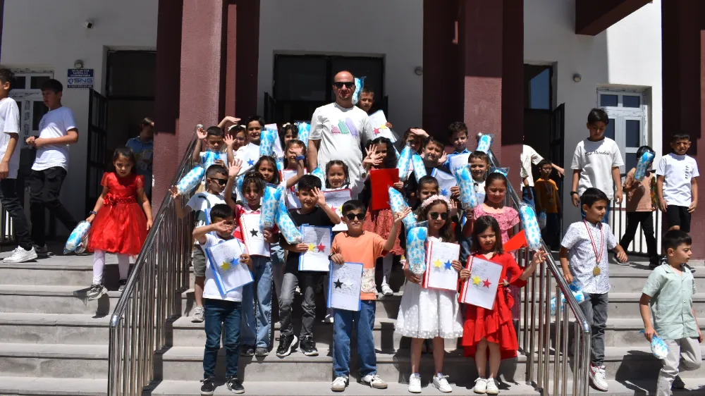 NİĞDE’DE OKULLAR KAPANDI, ÖĞRENCİLER KARNE SEVİNCİ YAŞADI