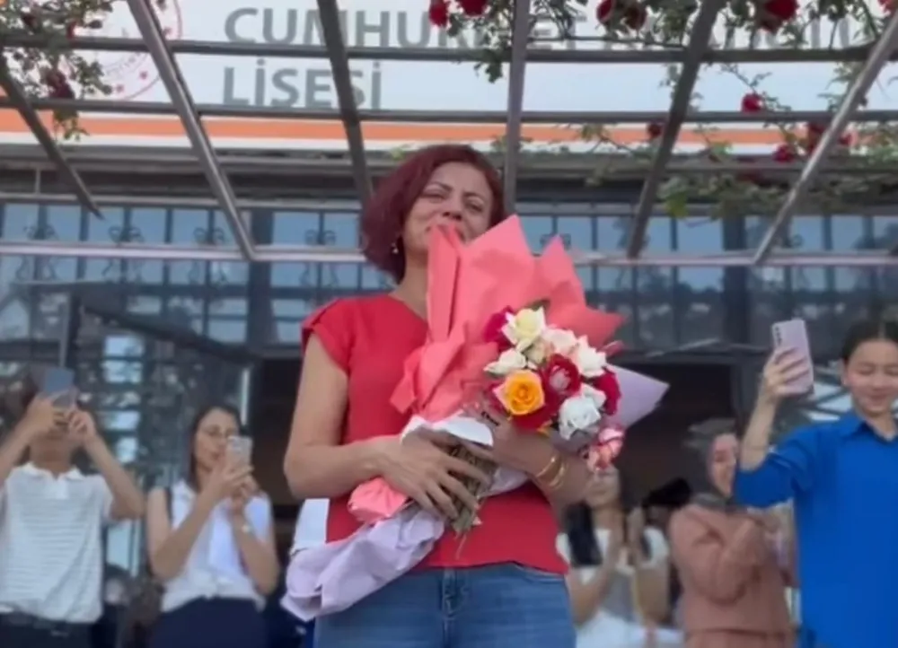 PEMBE ÖĞRETMENE VEFA DOLU VEDA