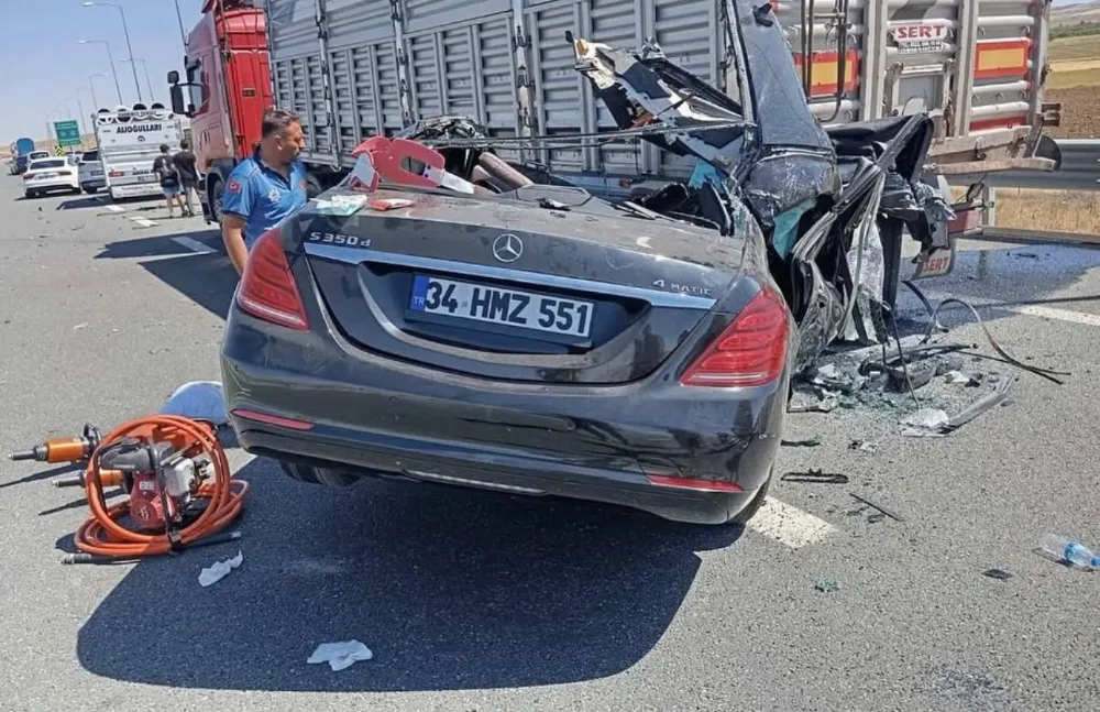 OTOMOBİL TIR’A ARKADAN ÇARPTI, AYNI AİLEDEN 2 KİŞİ HAYATINI KAYBETTİ