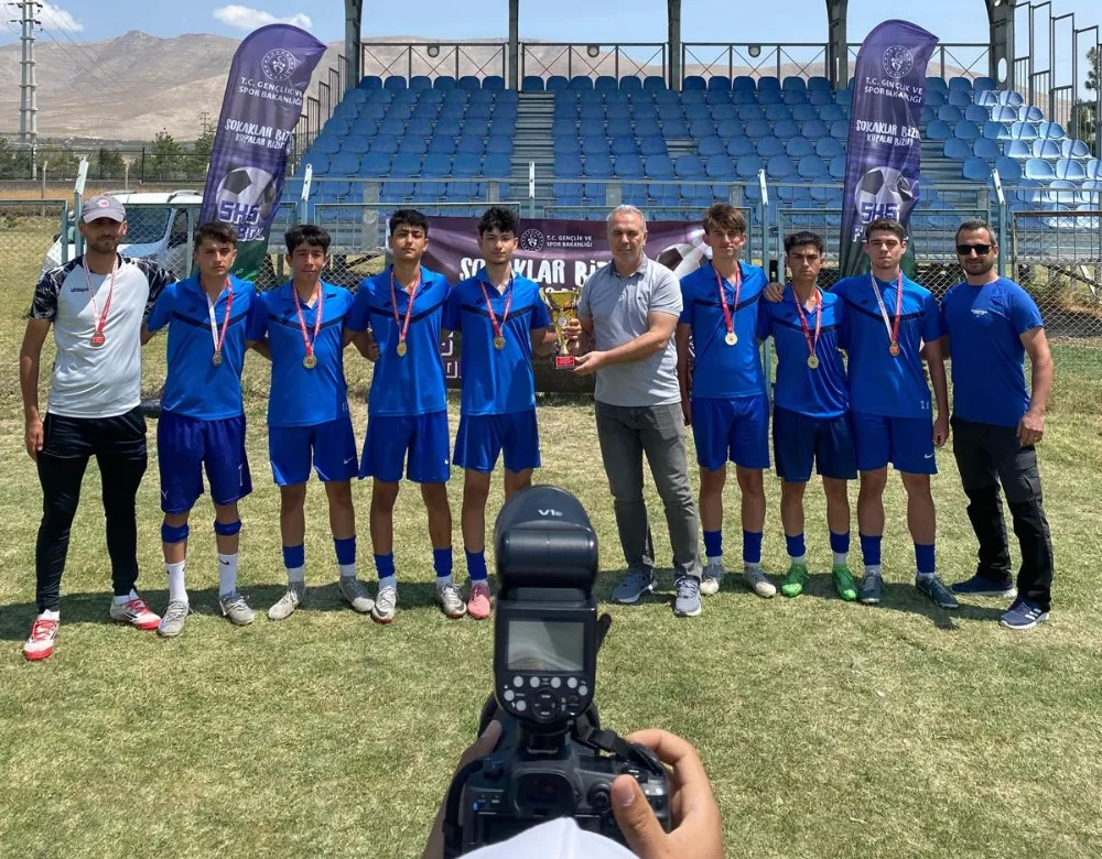 NİĞDE BELEDİYESPOR, “SOKAKLAR BİZİM” FUTBOL TURNUVASINDA BÖLGE ŞAMPİYONU OLDU