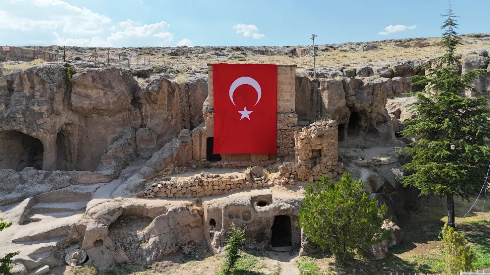 GÜMÜŞLER BELDESİ TÜRK BAYRAKLARIYLA DONATILDI
