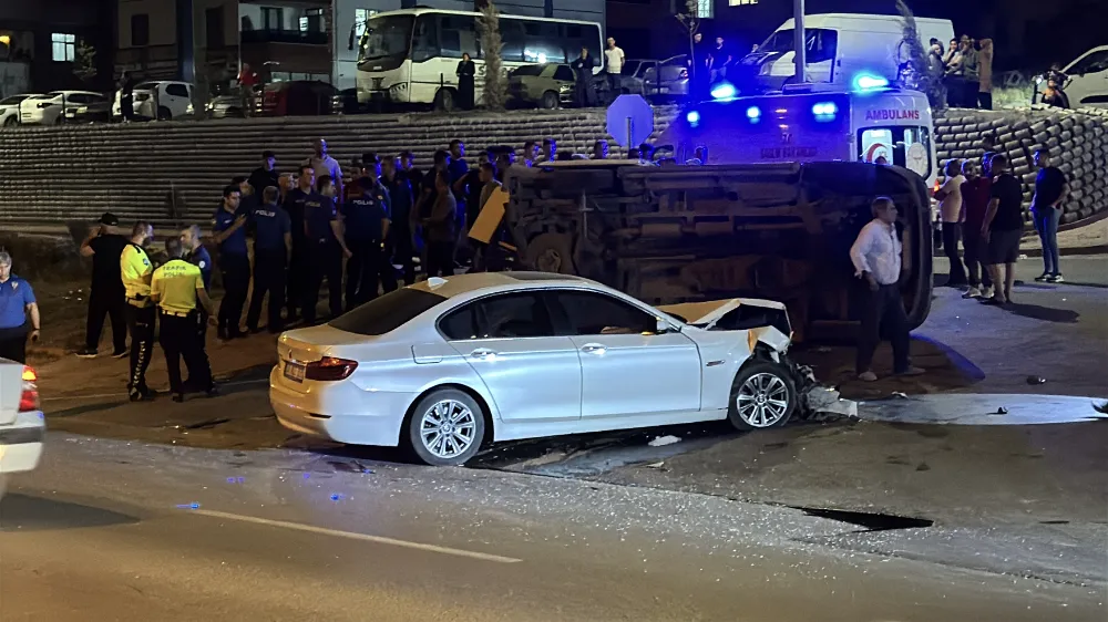 ARAÇLAR ÇARPIŞTI, MİNİBÜS YAN YATTI 9 YARALI